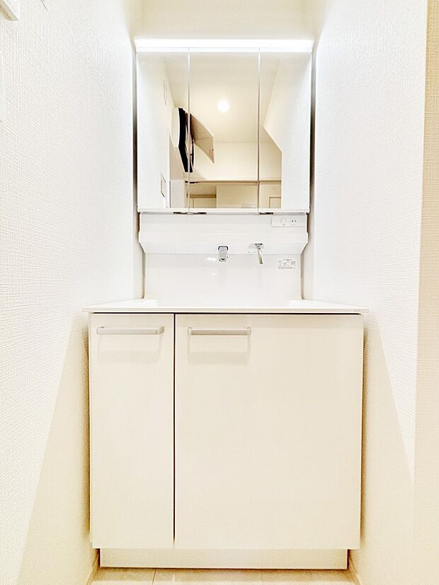 三面鏡キャビネット・シャワー付き洗面化粧台で忙しい朝の身支度もスムーズに！