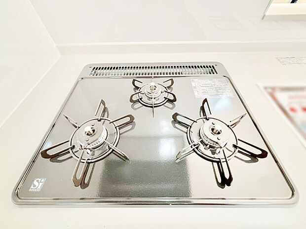 ガスコンロはＳｉセンサー搭載。火力調節や焦げ付き・消し忘れも防いでくれます。