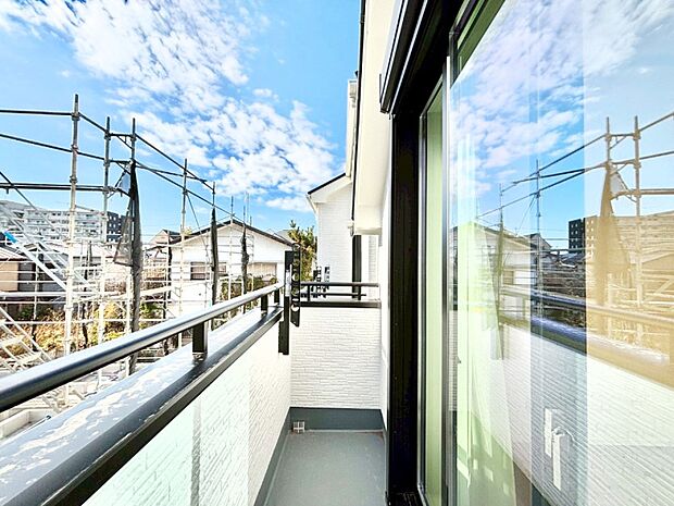 暖かな陽光が降り注ぐバルコニーはお洗濯におすすめ。爽やかな風も心地よいです。 