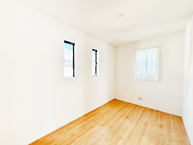 2面採光の洋室。窓から入り込む陽光がお部屋全体を優しく包み込みます！