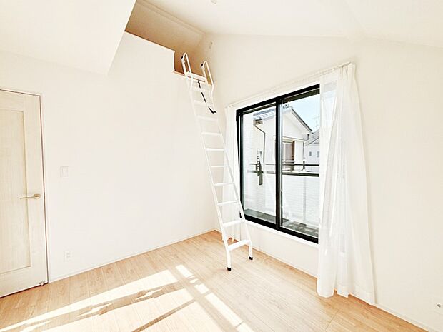 バルコニーが明るさと開放感を演出！朝スッキリと目覚められそうですね。