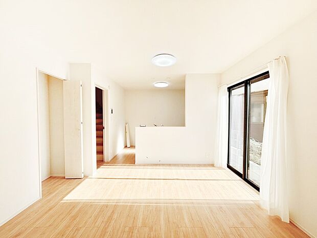 家族の笑顔が自然と生まれてくる、そんな雰囲気のダイニングに仕上がっています。