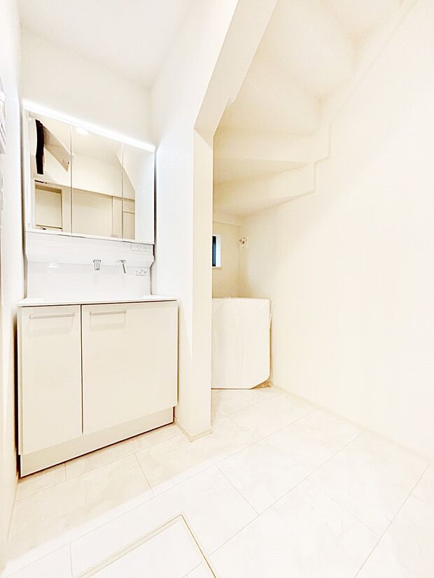 清潔感溢れるホワイトカラーを基調としたランドリースペース