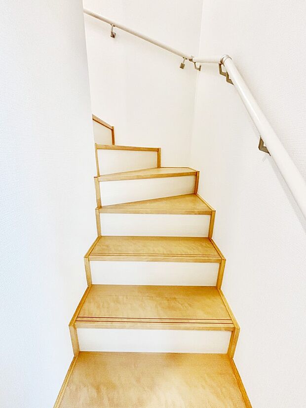 小さなお子様やご年配の方に嬉しい配慮！階段には手摺付きです。