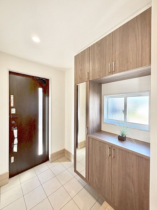 明るい陽光が入り込む玄関。ご家族の靴もスッキリ収納できる玄関収納付き！