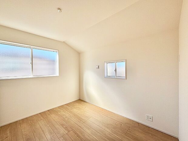 2面採光で気持ちよく自然光が取り入れられるのでお子様のお部屋にもピッタリ