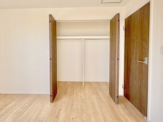 洋室のクローゼット。奥行きがあるので厚手の衣類もすっきり収まります。