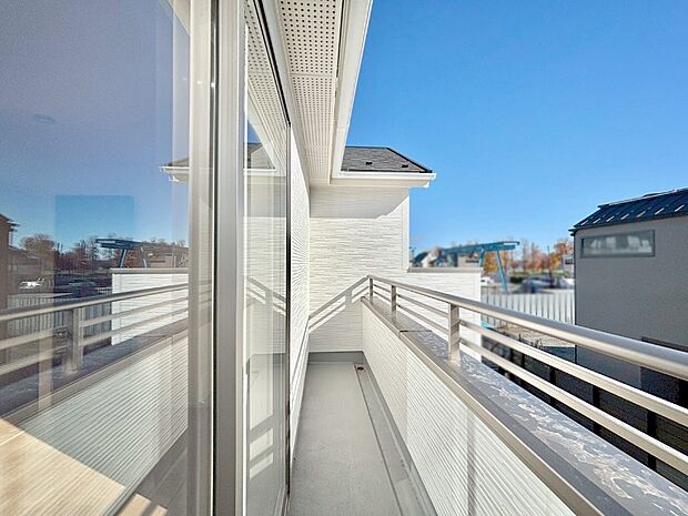 暖かな陽光が降り注ぐバルコニーはお洗濯におすすめ。爽やかな風も心地よいです。 