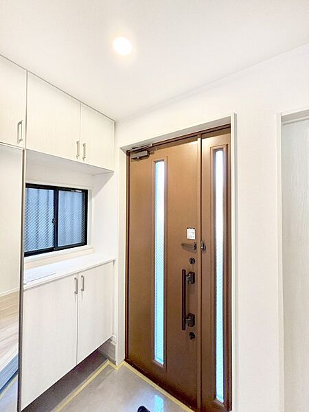 明るい玄関はお客様をお出迎えするのにぴったりです！