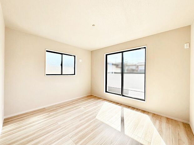 明るいバルコニーサイドに洋室を設置。目覚めの良い寝室に。