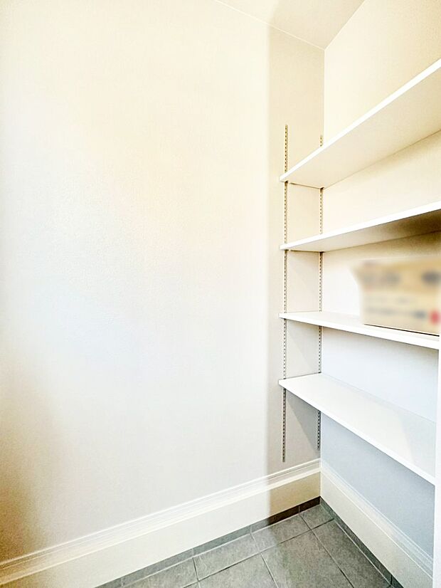 ベビーカーやアウトドア用品もスッキリ収納できるSIC付きです。