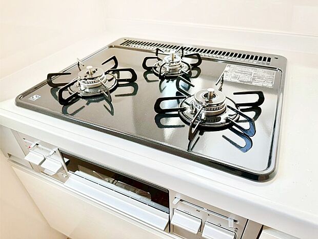 ガスコンロはSiセンサー搭載。火力調節や焦げ付き・消し忘れも防いでくれます。