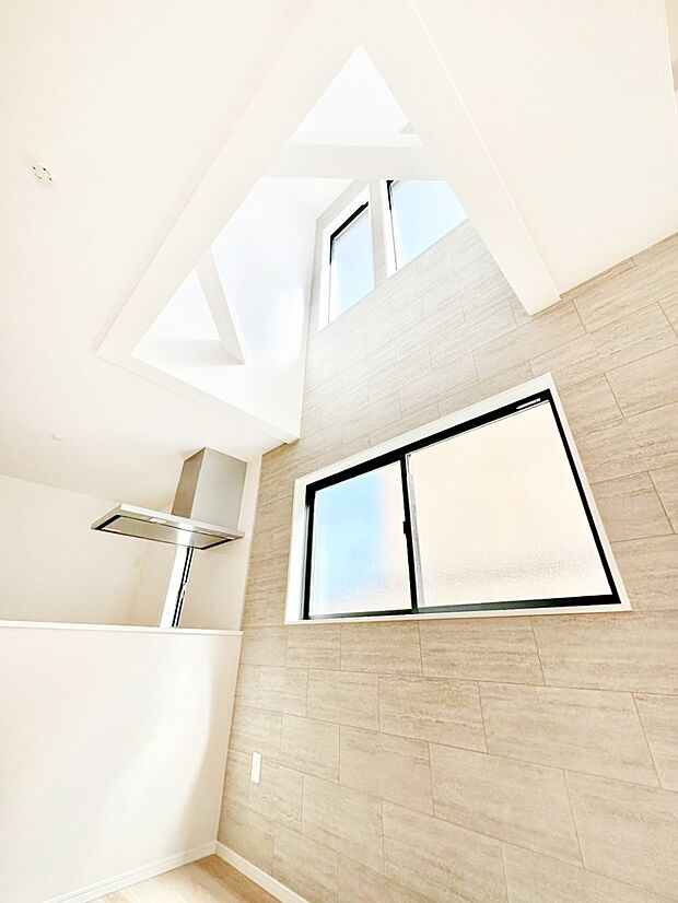 明るい日差しが差し込む吹き抜け設計