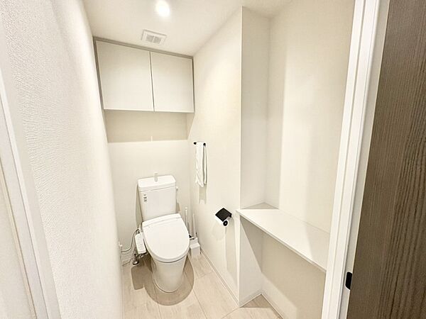 明るく清潔感のあるトイレです。