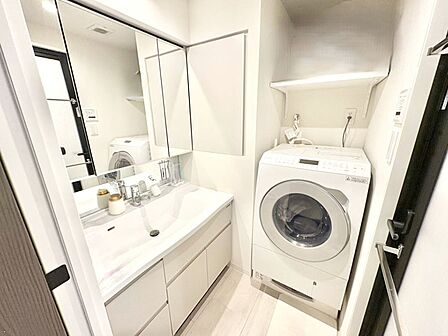大きく見やすい三面鏡で清潔感ある洗面台は、身だしなみチェックや肌のお手入れにおすすめです。