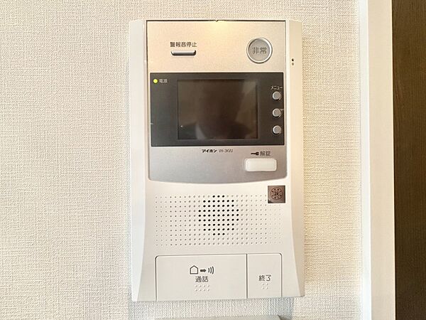 訪問者が一目でわかる安心のＴＶモニター付きインターホン。