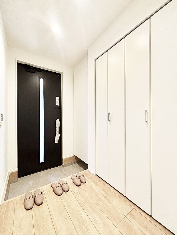 天井まである玄関収納で、家族全員の靴もすっきり収納!