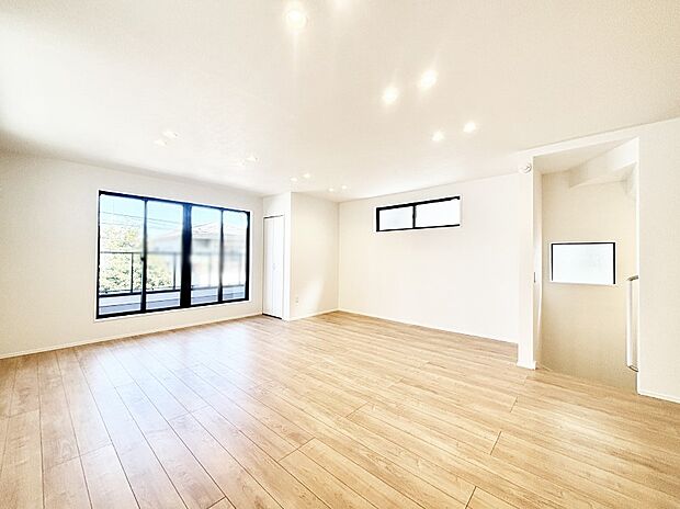 明るい陽光が注ぎ、寛ぎの雰囲気に満たされるリビング・ダイニング。