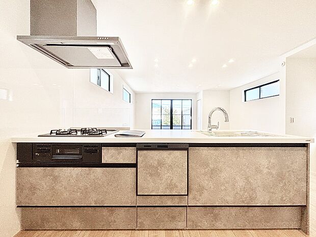 リビングで遊ぶお子様を見守りながらお料理ができる対面キッチン