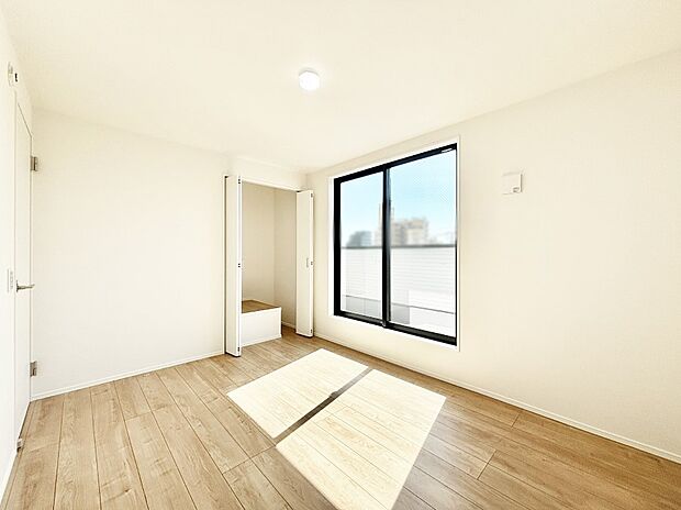 明るいバルコニーサイドに洋室を設置。目覚めの良い寝室に。