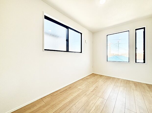 2面採光で気持ちよく自然光が取り入れられるのでお子様のお部屋にもピッタリ