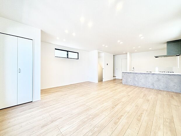 家族の笑顔が自然と生まれてくる、そんな雰囲気のダイニングに仕上がっています。