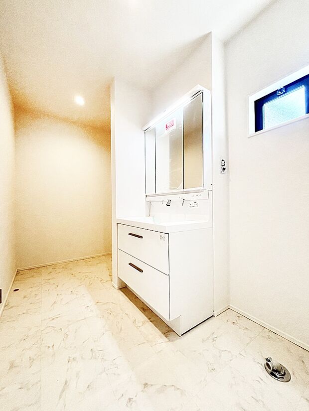 ゆとりの洗面スペースで朝の身支度もラクラク