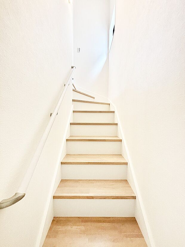 ご家族間のコミュニケーションが深まるリビングイン階段を採用