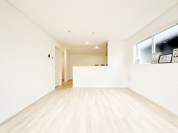 明るい陽光が注ぎ、寛ぎの雰囲気に満たされるリビング・ダイニング。