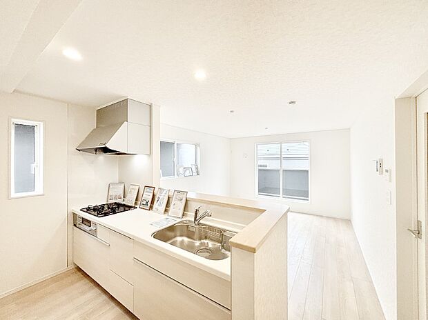 爽やかな風が通り抜けるキッチン。窓があるので明るく換気にも役立ちます。