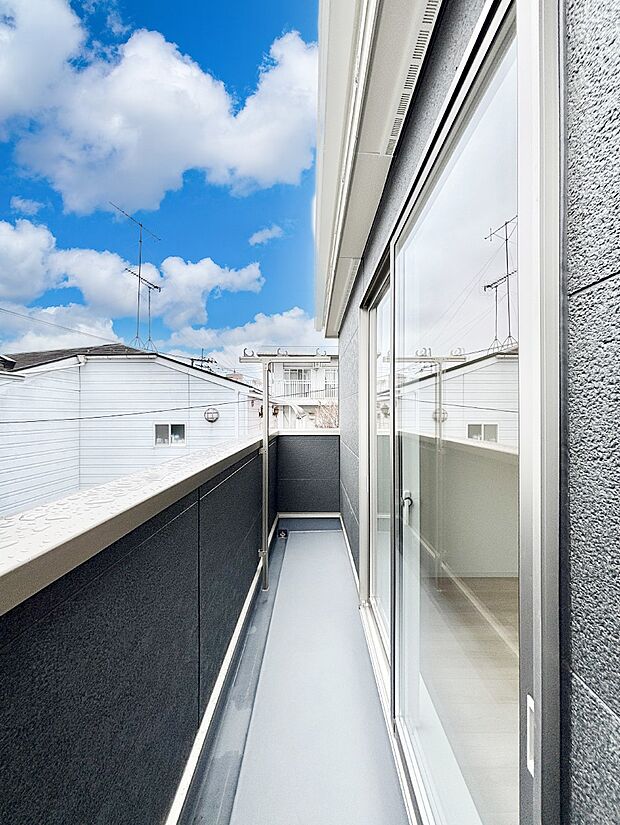 ゆったりバルコニーだから沢山お洗濯ものを干せます。