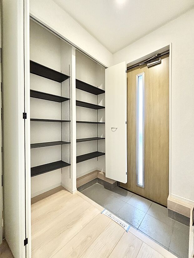 ご家族やお客様を気持ちよくお出迎え!明るい陽光が入り込む玄関。