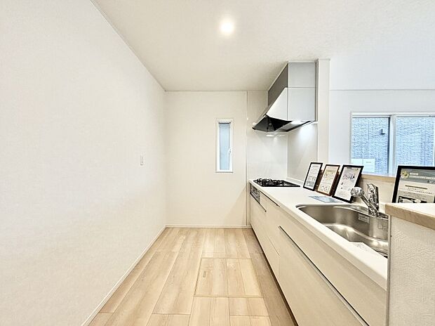 爽やかな風が通り抜けるキッチン。窓があるので明るく換気にも役立ちます。