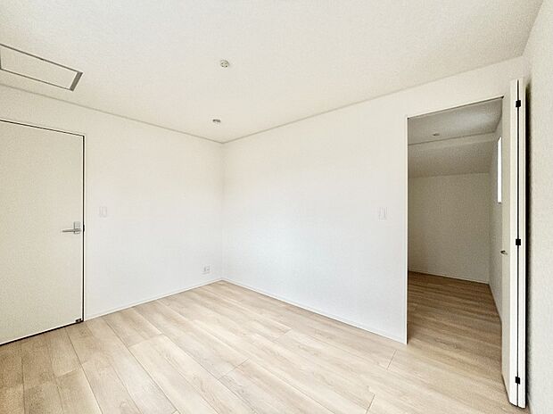 ウォークインクローゼットがあるお部屋。季節ごとの入れ替えも不要で便利です!