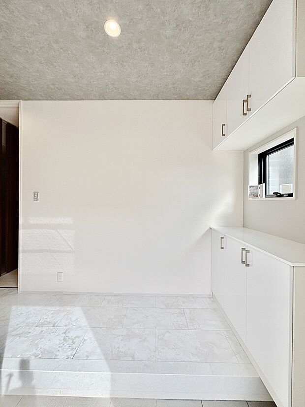 飾り棚を利用して、お越しいただくお客様をおもてなしできます。　