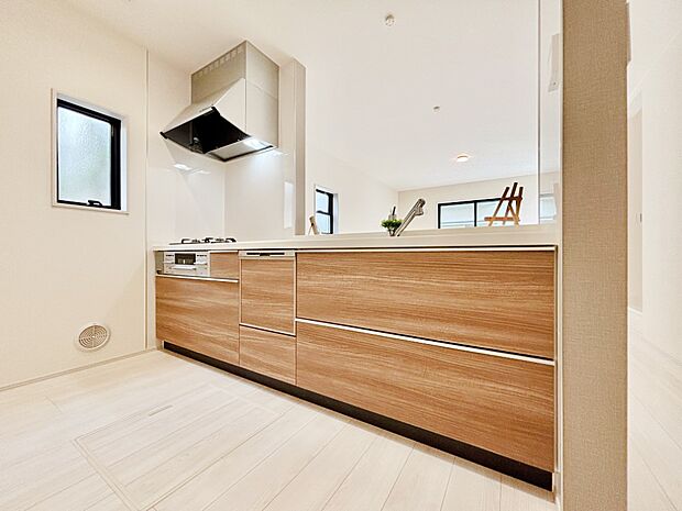 爽やかな風が通り抜けるキッチン。窓があるので明るく換気にも役立ちます。