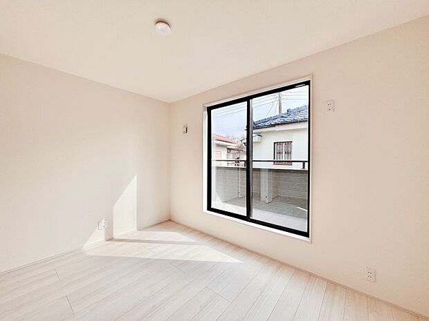 明るいバルコニーサイドに洋室を設置。目覚めの良い寝室に。 