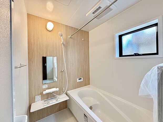 落ち着いた雰囲気でゆっくりお寛ぎいただけるバスルーム　