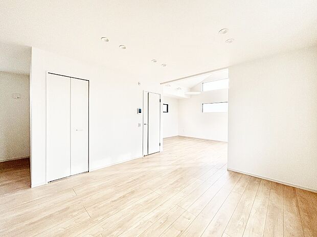 空間を演出する上部吹き抜けを採用し、居心地の良さにこだわったリビング