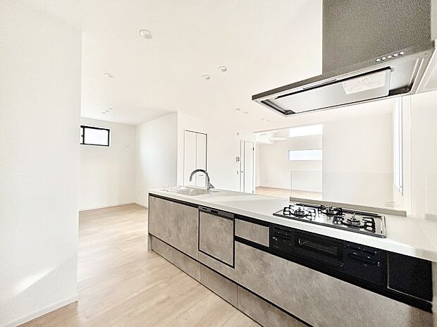 リビングで遊ぶお子様を見守りながらお料理ができる対面キッチン