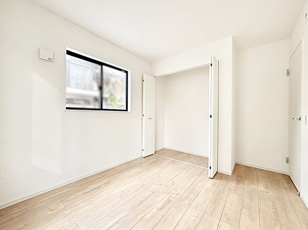 窓からのやさしい光が心地よいプライベートルーム