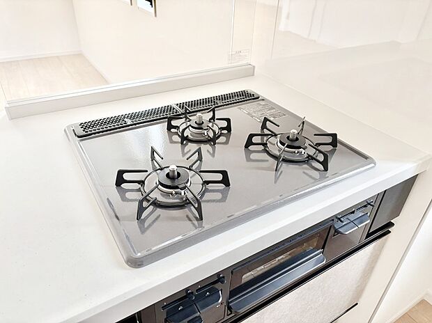 ガスコンロはSiセンサー搭載。火力調節や焦げ付き・消し忘れも防いでくれます。