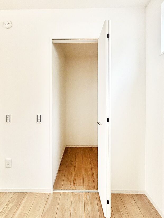 食材や飲料品の備蓄に役立つ備蓄倉庫付きでキッチン廻りもスッキリ片付きますね!