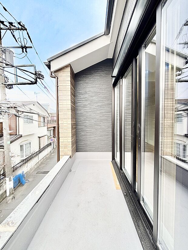 ゆったりバルコニーだから沢山お洗濯ものを干せます。