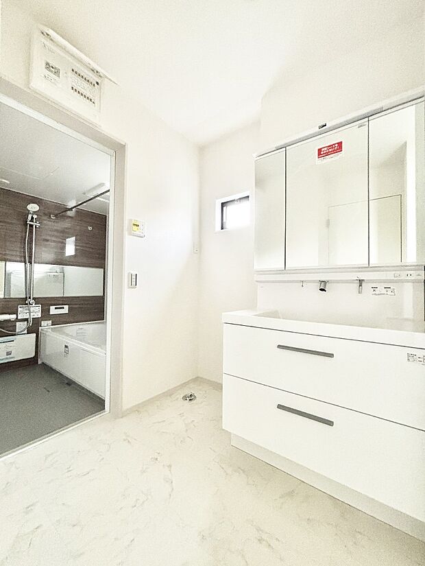 柔らかな朝の光を感じられる窓がついた洗面室