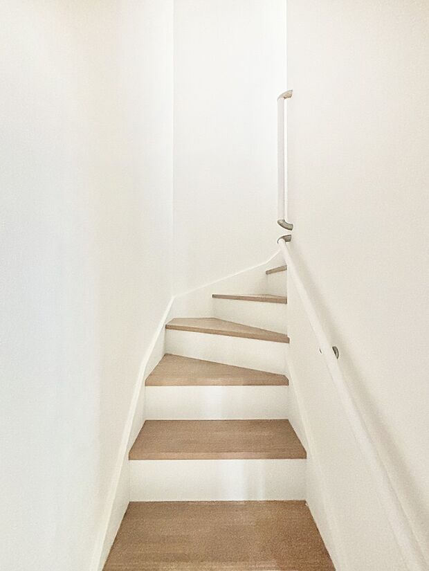 安全性を考慮し階段には手すりを設置しています