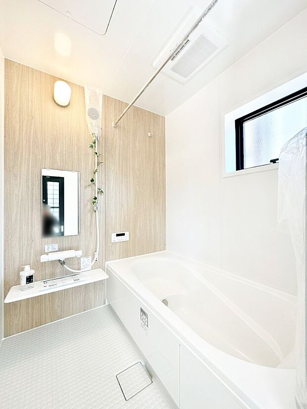 一日の疲れを癒してくれる明るい清潔感のあるバスルーム