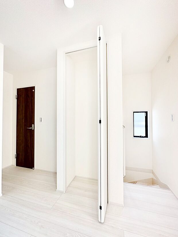 2階廊下収納には掃除用品や日用品のストックなどを収納できます。