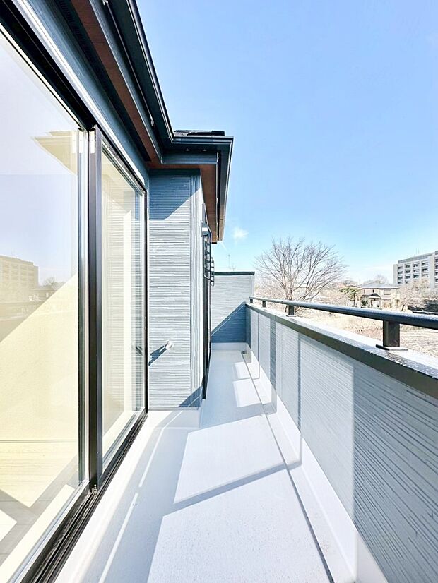 2部屋にまたがる広いバルコニー。晴れた日には洗濯物も気持ちよく干せそうですね。