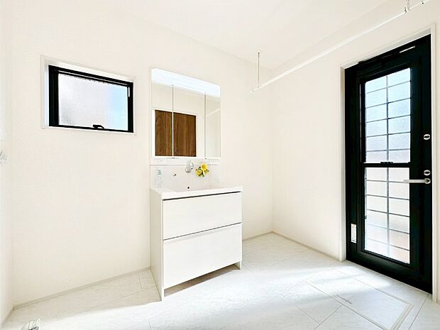 勝手口付きのランドリースペース。洗濯物を干したり取り込む時に便利ですね。